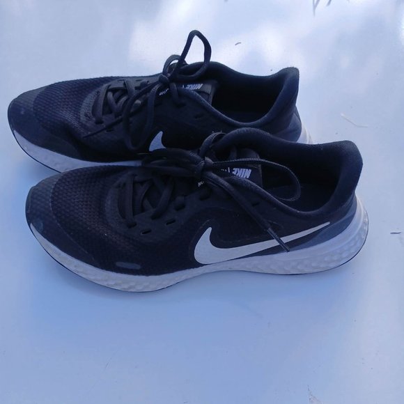 Nike Revolution size 5.5 Black White Grade School Shoes - Picture 3 of 9